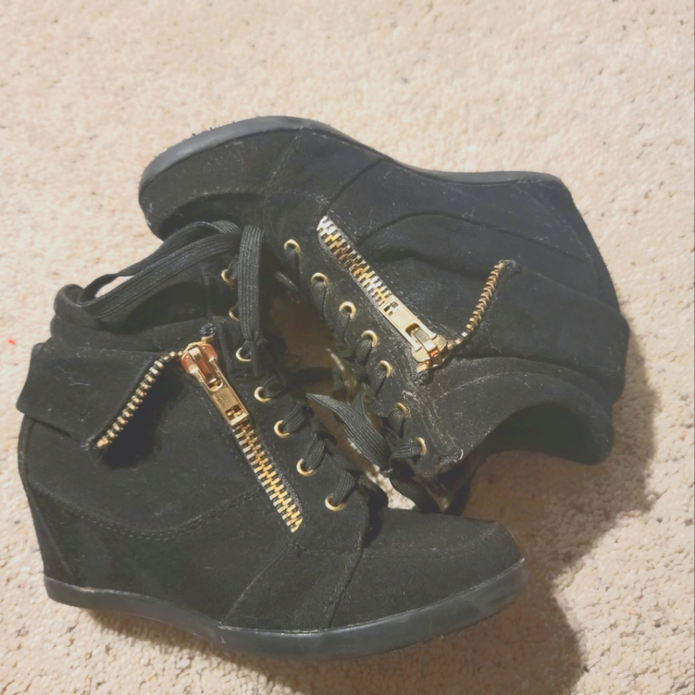 Wedge boot sneakers lightly worn